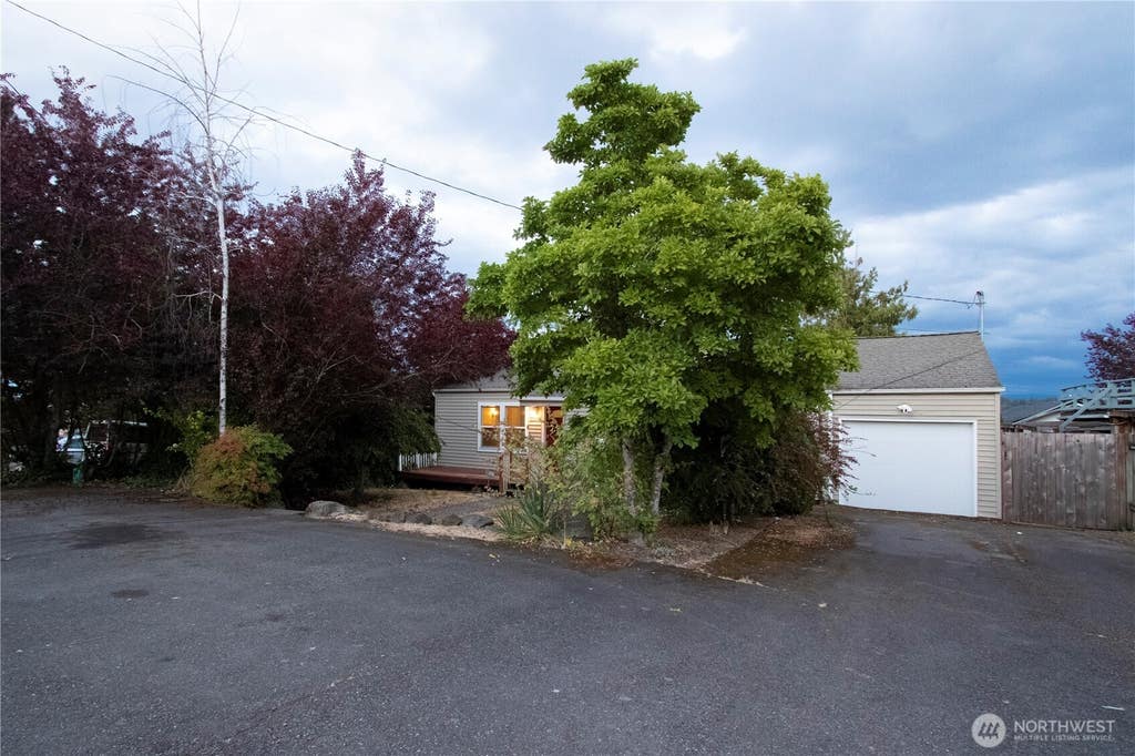 Photo of 11634 25th Avenue S, Seattle, WA 98168 (MLS # 2566484)