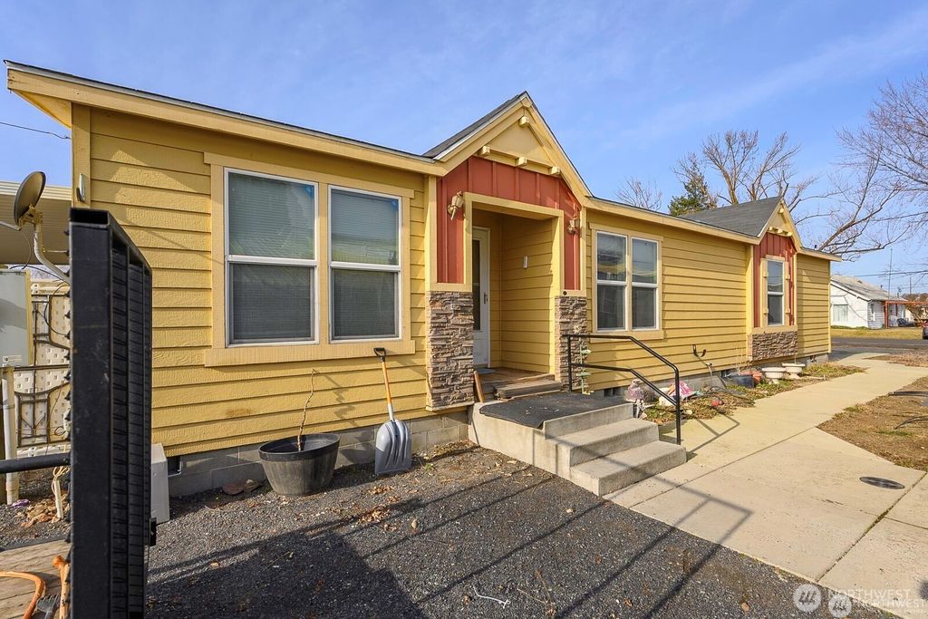 Photo of 213 W Locust Street, Coulee City, WA 99115 (MLS # 2493898)