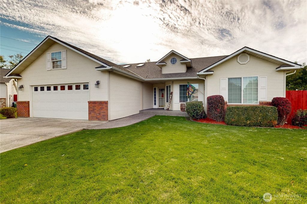 Photo of 522 SE Mockingbird Drive, College Place, WA 99324 (MLS # 2447924)
