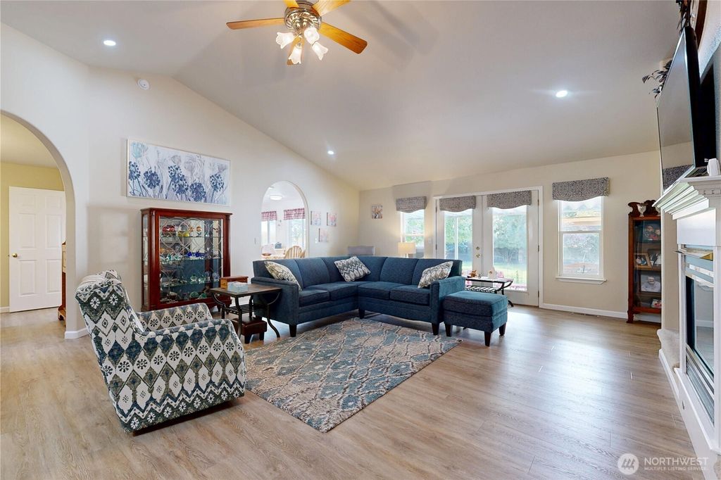 Photo of 522 SE Mockingbird Drive, College Place, WA 99324 (MLS # 2447924)