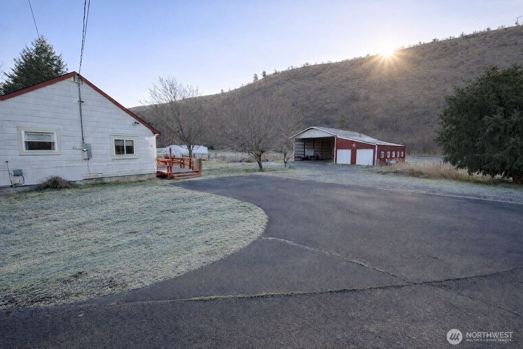 Photo of 147 Bramlett Road, Waitsburg, WA 99361 (MLS # 2468498)