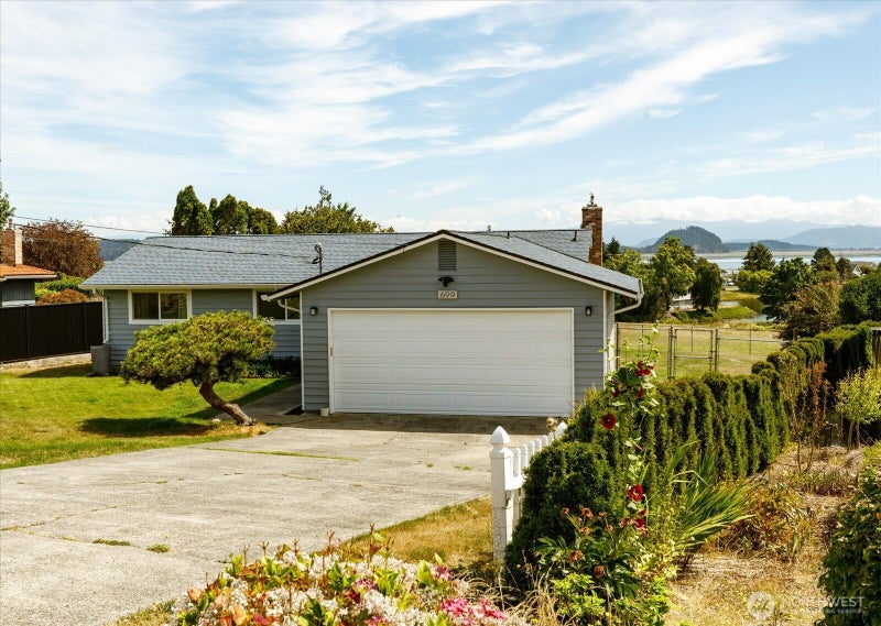 699 Maplewood Loop