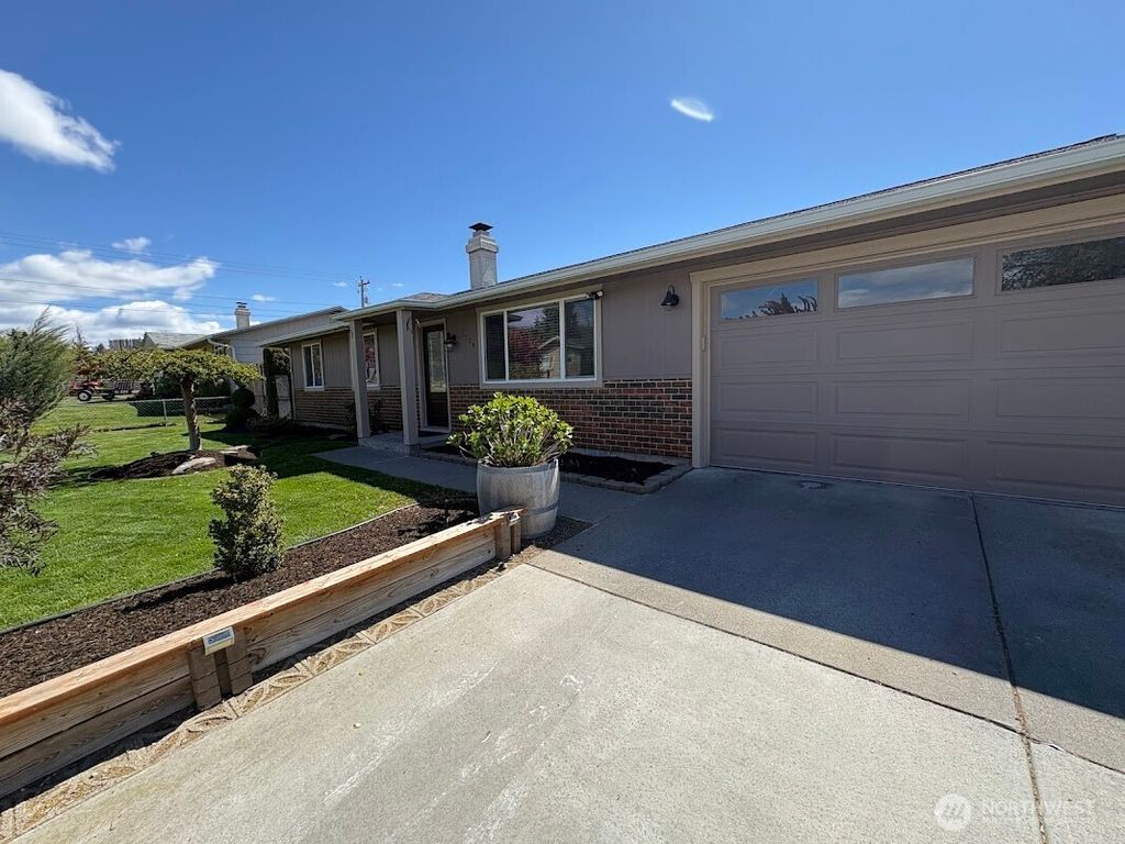 Photo of 1104 NE 9th Street, East Wenatchee, WA 98802 (MLS # 2509260)