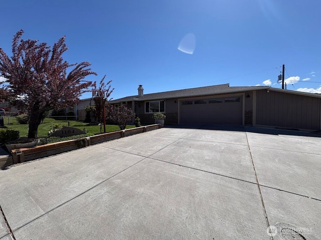 Photo of 1104 NE 9th Street, East Wenatchee, WA 98802 (MLS # 2509260)