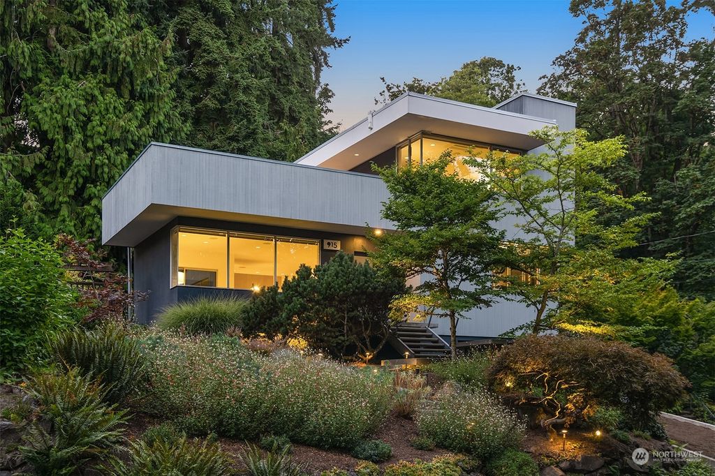 Photo of 915 38th Avenue, Seattle, WA 98122 (MLS # 2146589)