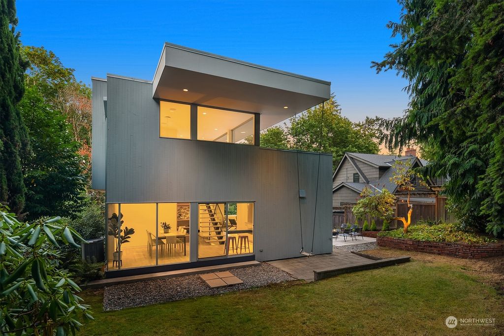 Photo of 915 38th Avenue, Seattle, WA 98122 (MLS # 2146589)