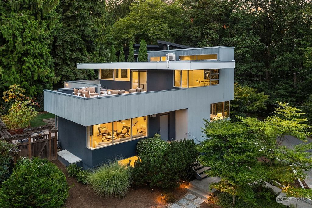 Photo of 915 38th Avenue, Seattle, WA 98122 (MLS # 2146589)