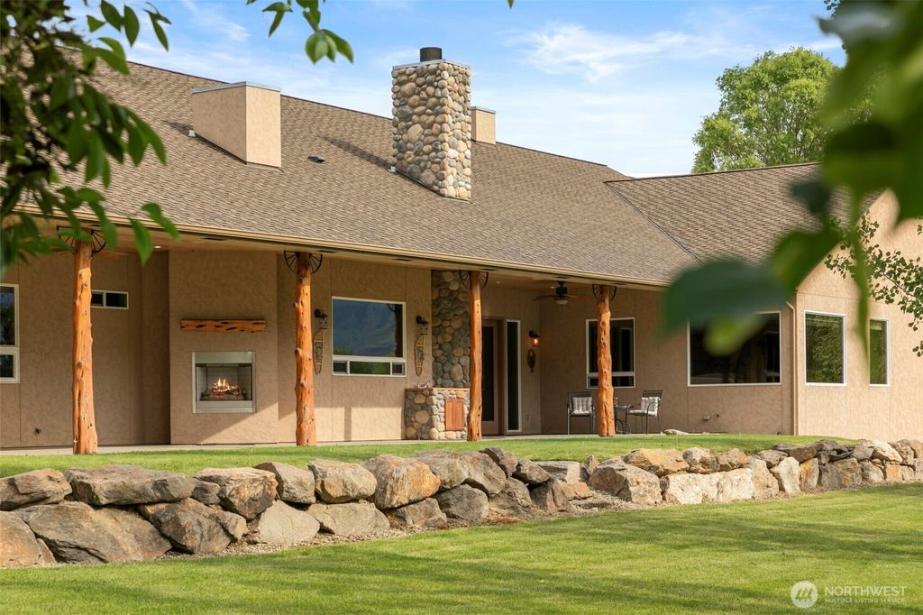 Photo of 2720 NW Cascade Avenue, East Wenatchee, WA 98802 (MLS # 2475164)