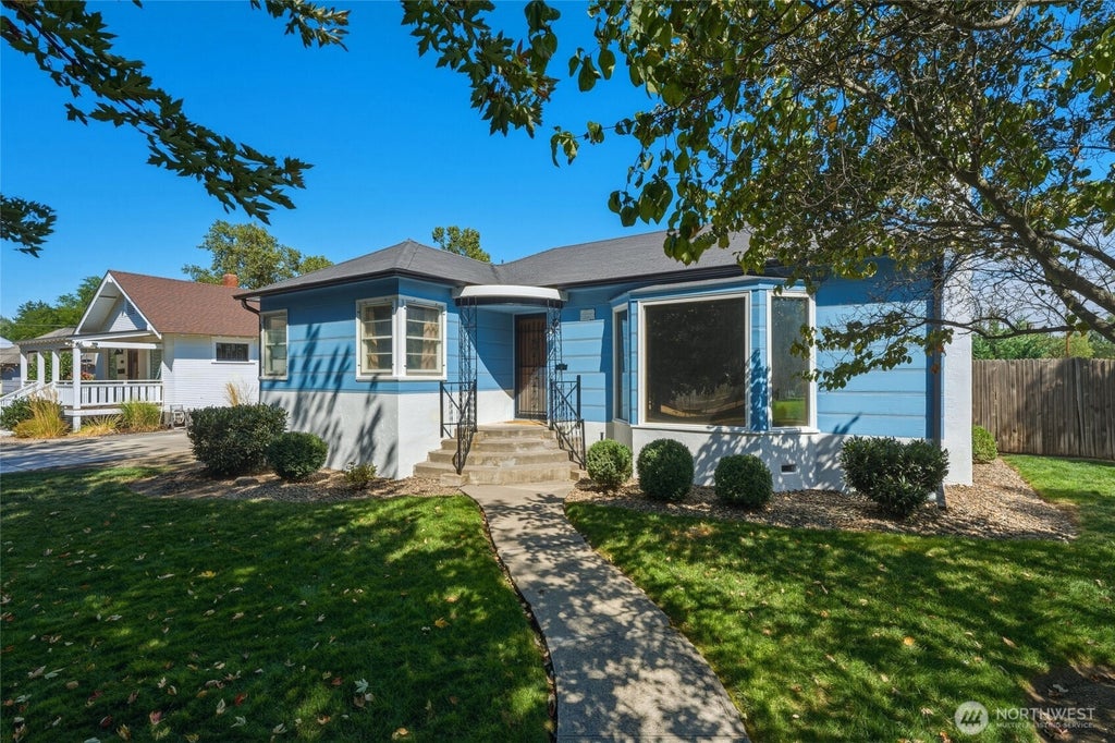 Photo of 404 N Division Street, Walla Walla, WA 99362 (MLS # 2575317)