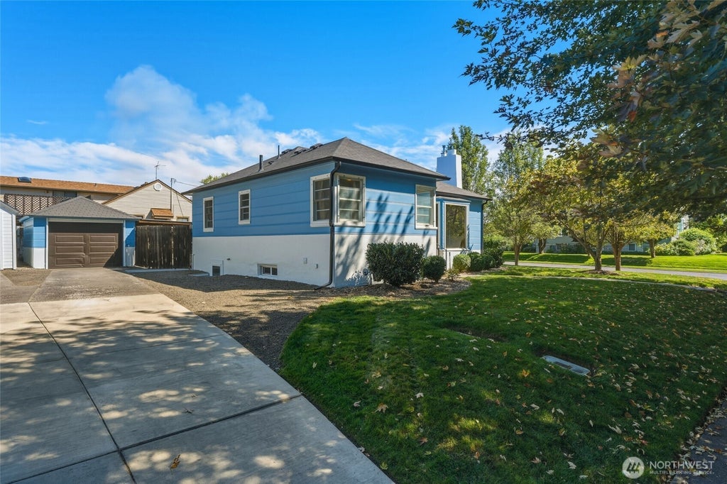 Photo of 404 N Division Street, Walla Walla, WA 99362 (MLS # 2575317)