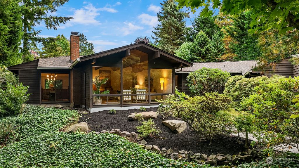 Photo of 2626 86th Avenue NE, Clyde Hill, WA 98004 (MLS # 2302877)