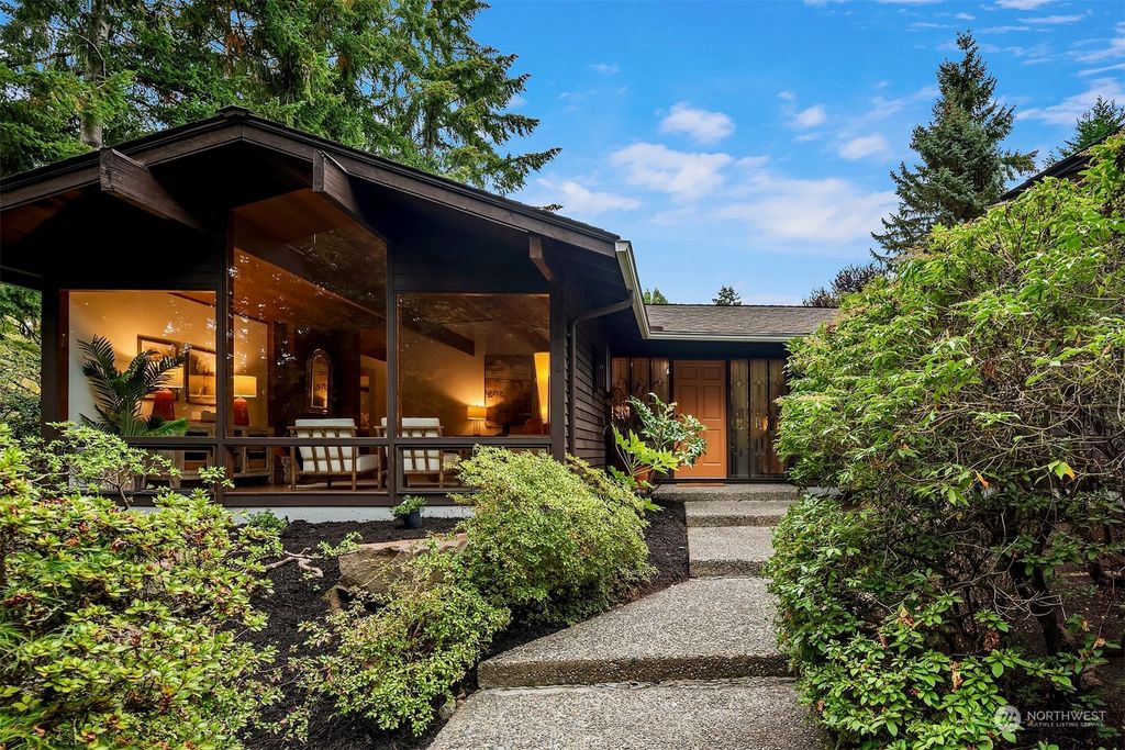 Photo of 2626 86th Avenue NE, Clyde Hill, WA 98004 (MLS # 2302877)