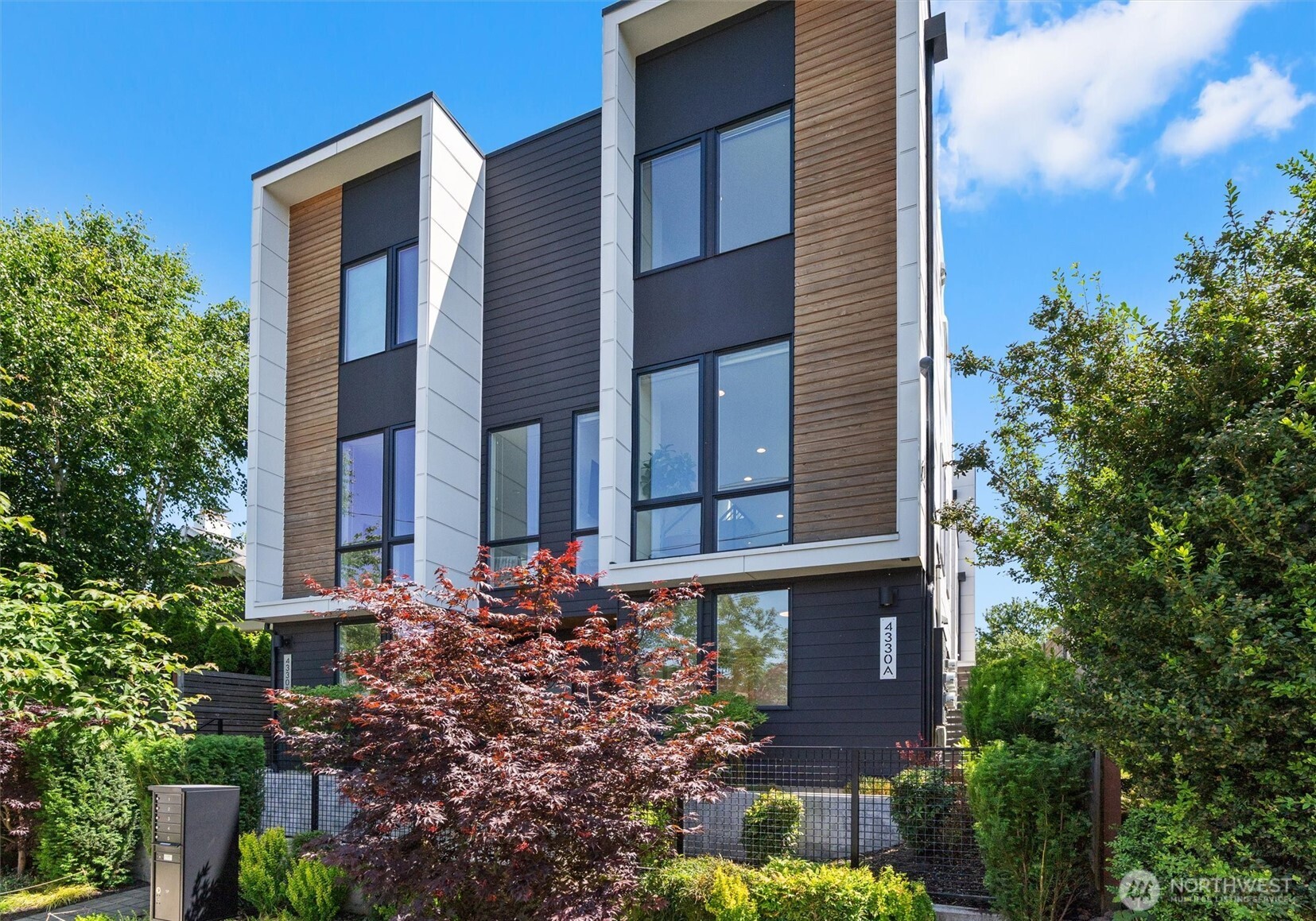 Seattle, Washington 98103, United States, 3 Bedrooms Bedrooms, ,2 BathroomsBathrooms,Residential,Active,155053