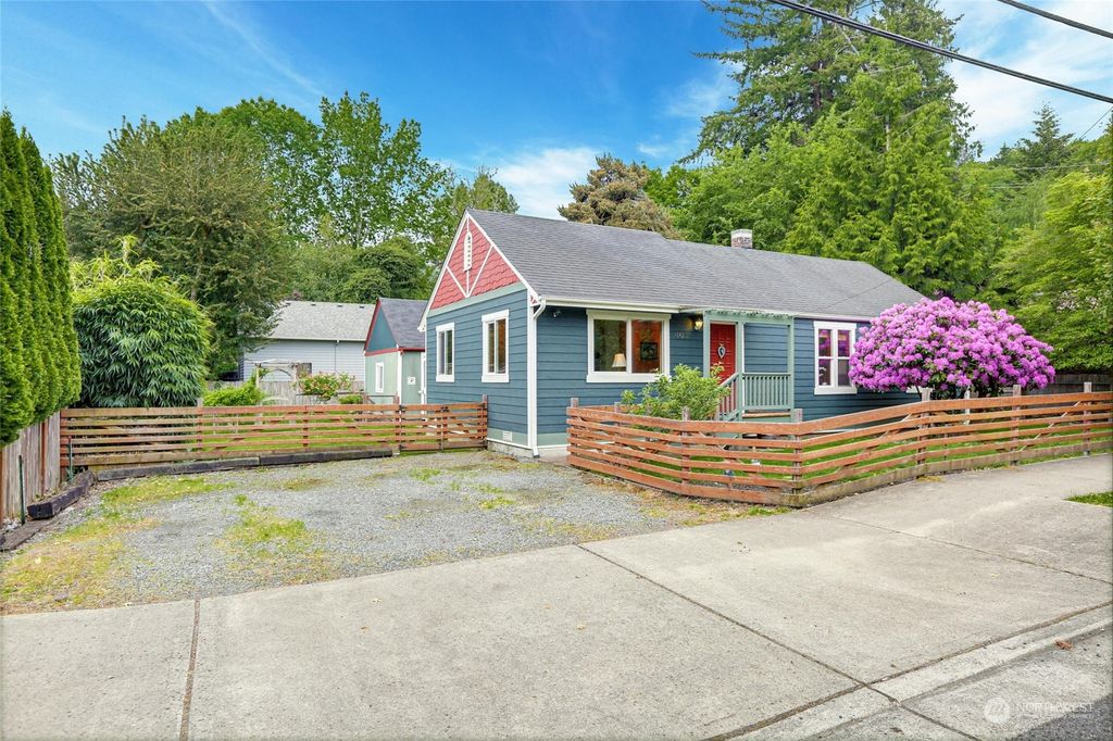 Photo of 405 NW Dogwood Street, Issaquah, WA 98027 (MLS # 2244798)