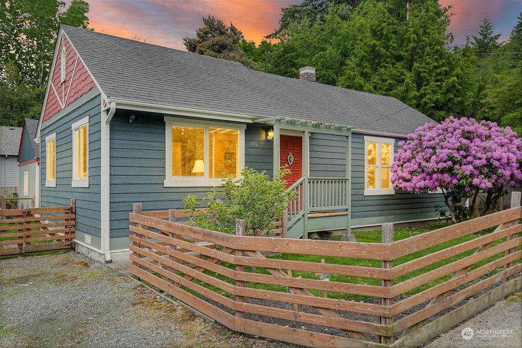 Photo of 405 NW Dogwood Street, Issaquah, WA 98027 (MLS # 2244798)