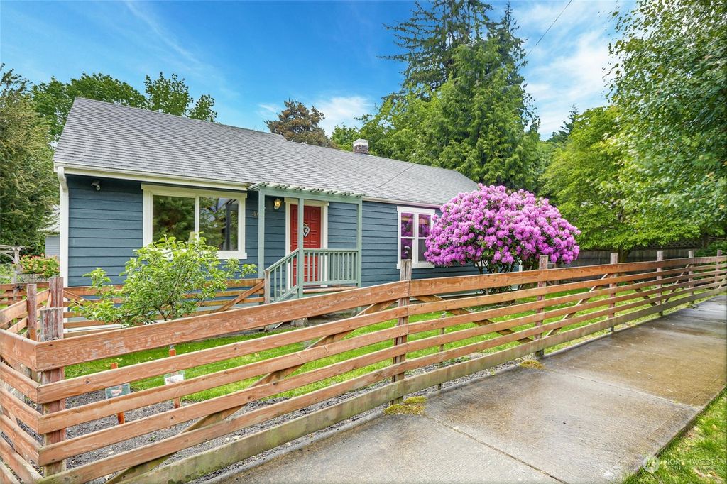 Photo of 405 NW Dogwood Street, Issaquah, WA 98027 (MLS # 2244798)