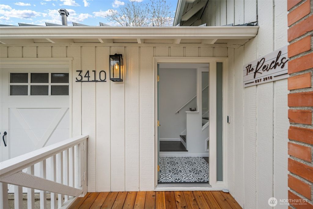 Photo of 3410 77th Avenue SE, Mercer Island, WA 98040 (MLS # 2472731)