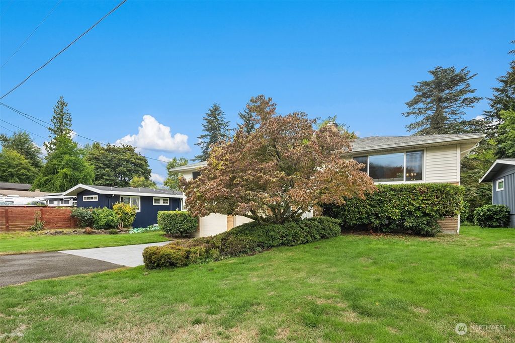 Photo of 220 NW Birch Place, Issaquah, WA 98027 (MLS # 2289939)