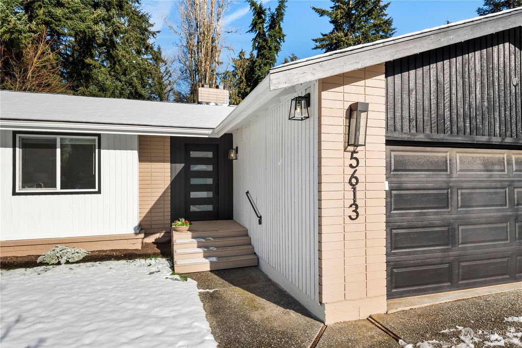 Photo of 5613 169th Pl Pl SW, Lynnwood, WA 98037 (MLS # 2331783)