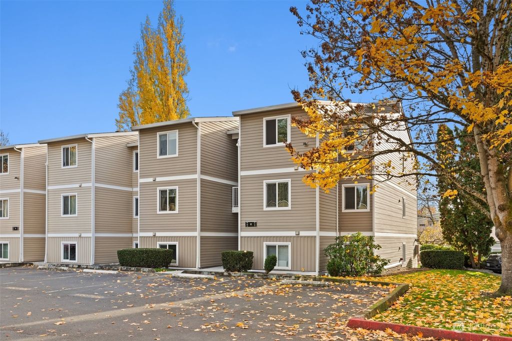 Photo of 12423 NE 131st Court #E301, Kirkland, WA 98034 (MLS # 2309721)