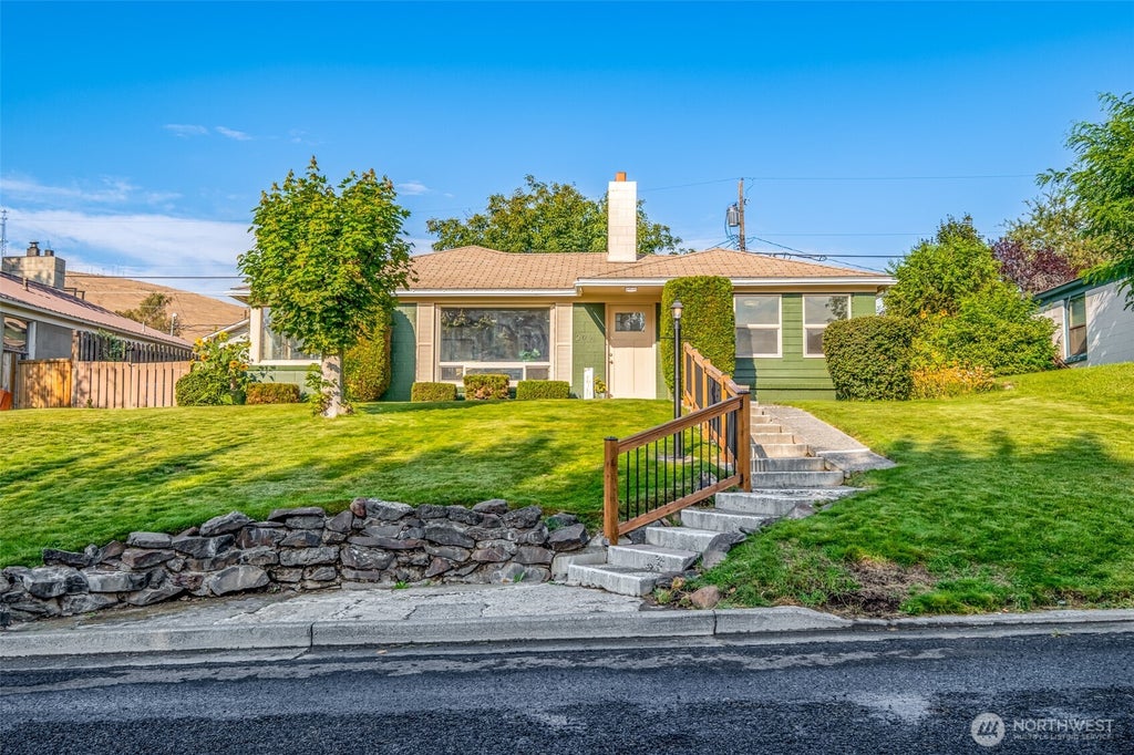 Photo of 209 Maringo Road, Ephrata, WA 98823 (MLS # 2578039)