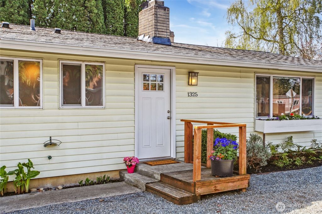 Photo of 1325 SW 147th Street, Burien, WA 98166 (MLS # 2356585)
