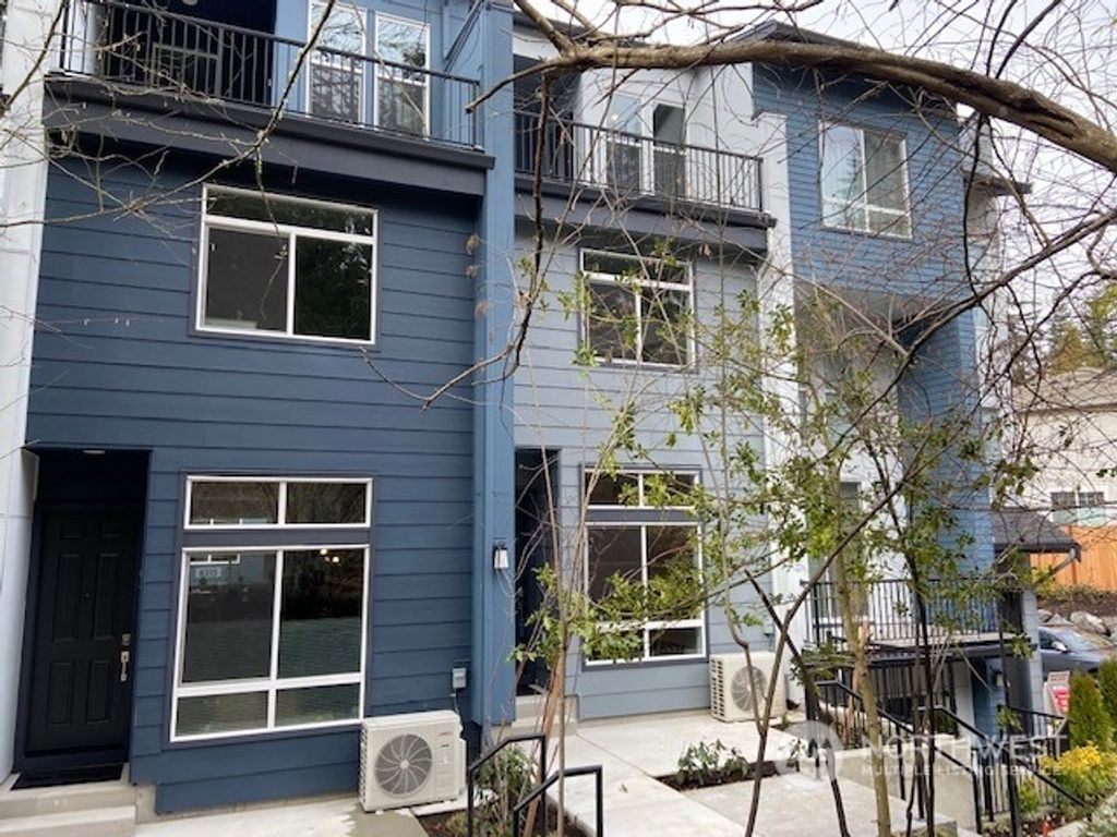 Photo of 8321 NE 176th Court #102, Kenmore, WA 98028 (MLS # 2046098)
