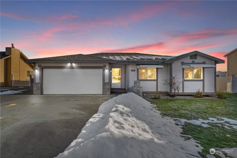 Photo of 1545 Angela Street, Wenatchee, WA 98801 (MLS # 2027791)