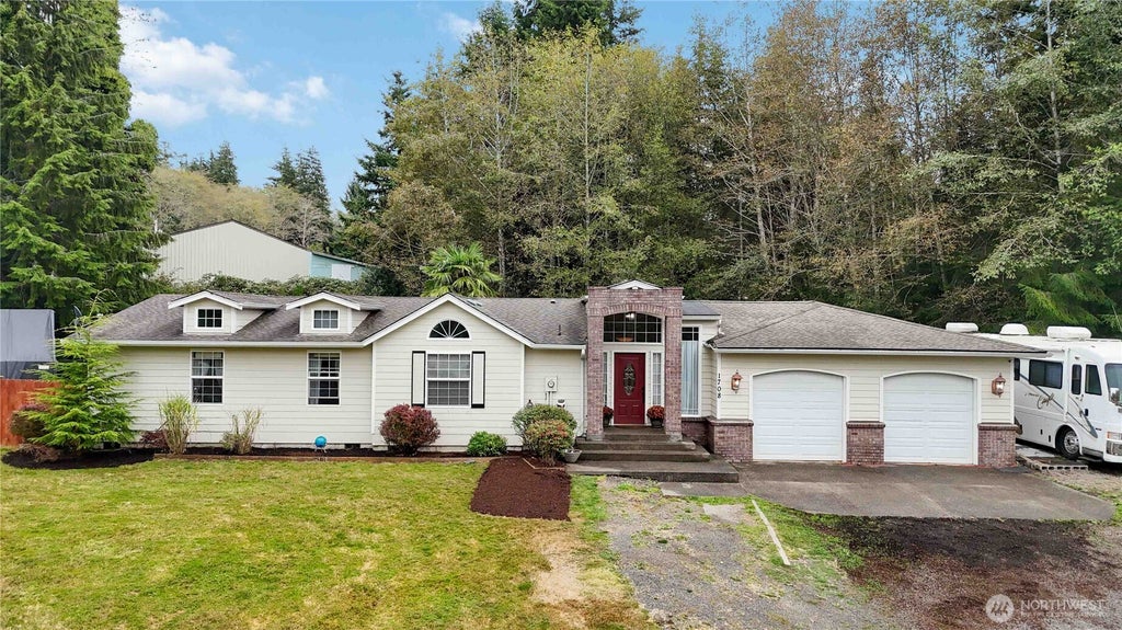 Photo of 1708 S Evans Street, Aberdeen, WA 98520 (MLS # 2585109)