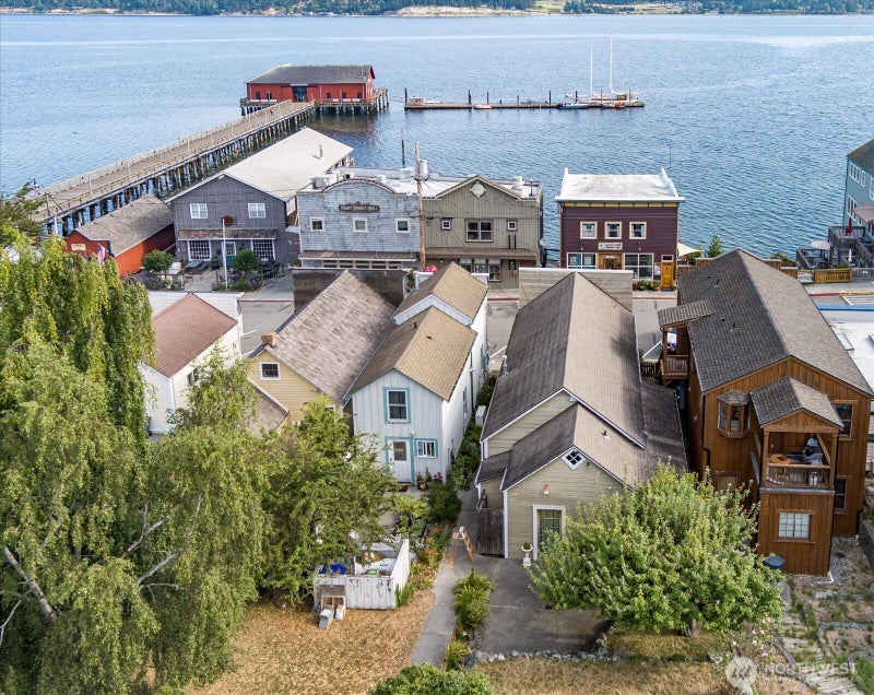 15 NW Front Street