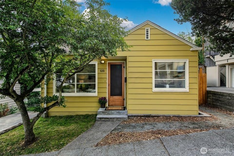 Photo of 1015 N 40th Street, Seattle, WA 98103 (MLS # 2582803)
