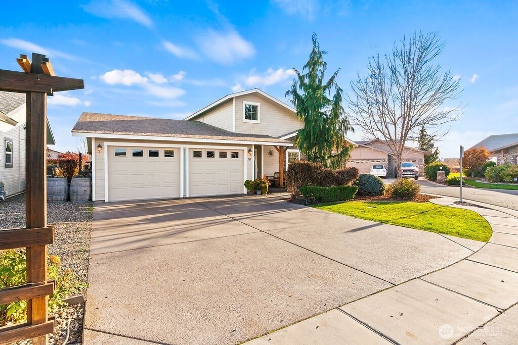 Photo of 705 Kachess Lane, Zillah, WA 98953 (MLS # 2465821)