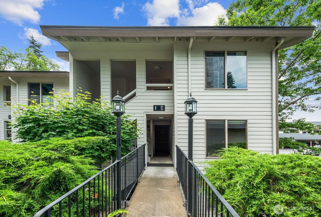 Photo of 23403 Lakeview Drive #I202, Mountlake Terrace, WA 98043 (MLS # 2535041)