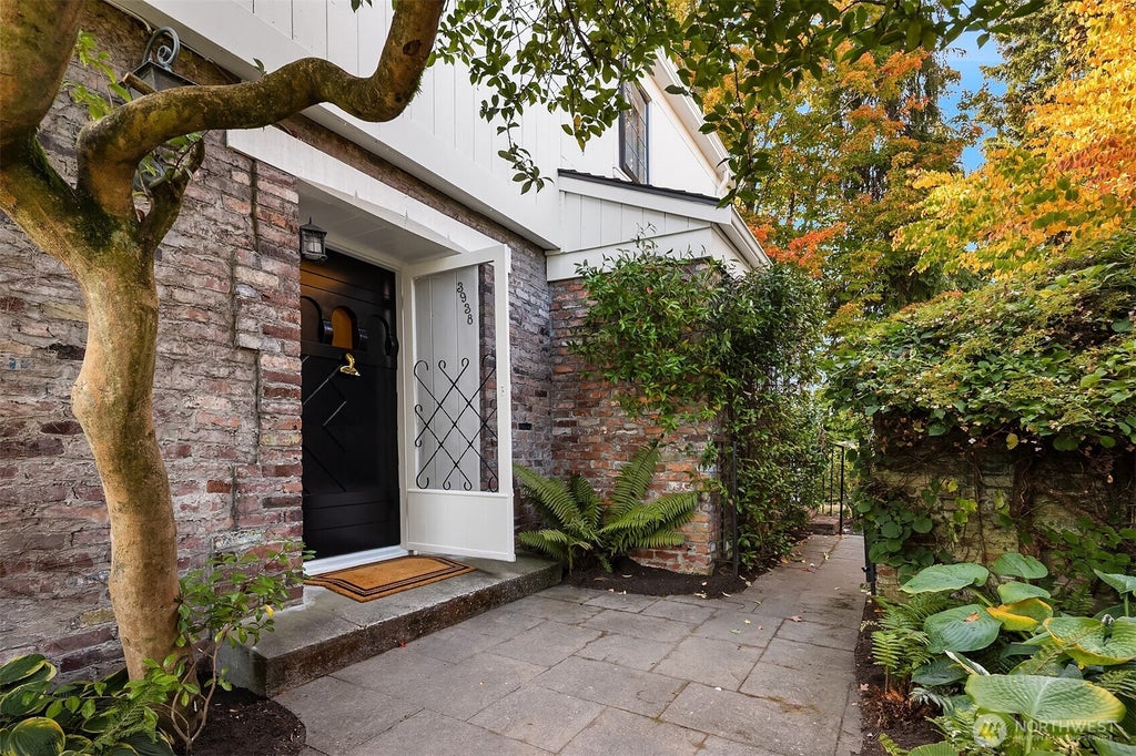 Photo of 3938 NE Belvoir Place, Seattle, WA 98105 (MLS # 2589187)