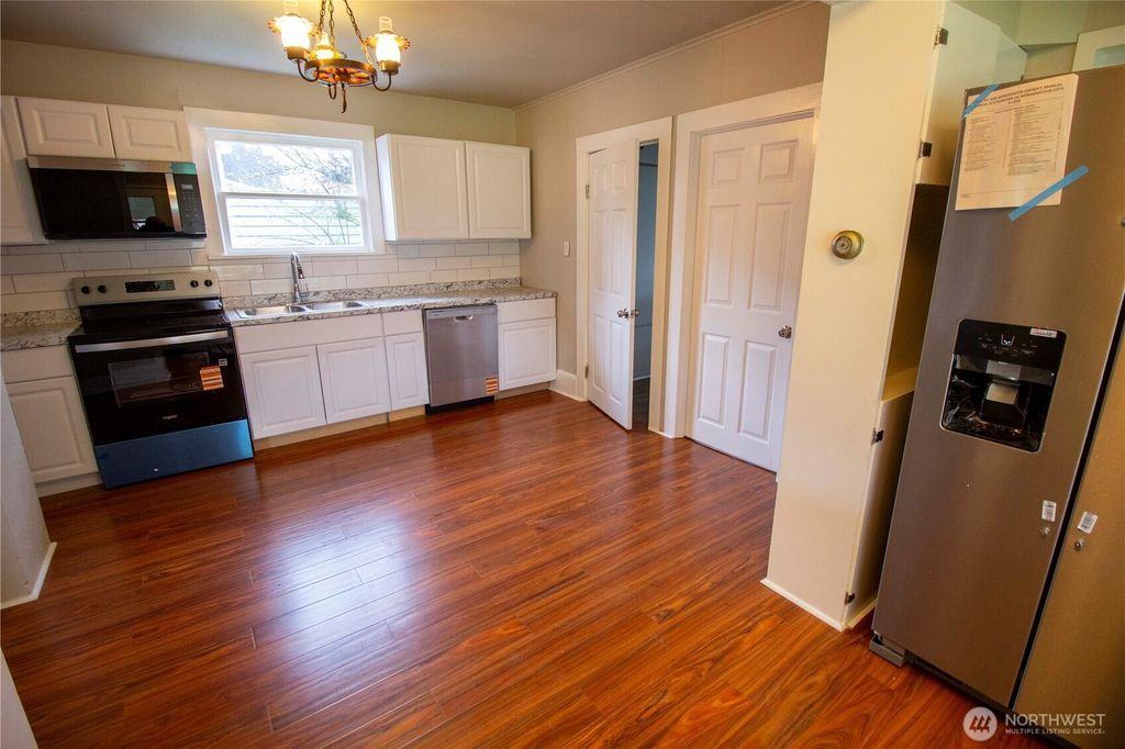 Photo of 412 5th Street, Hoquiam, WA 98550 (MLS # 2459338)