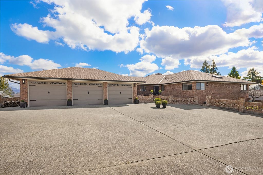 Photo of 306 Seneca Place NW, Renton, WA 98057 (MLS # 2505930)