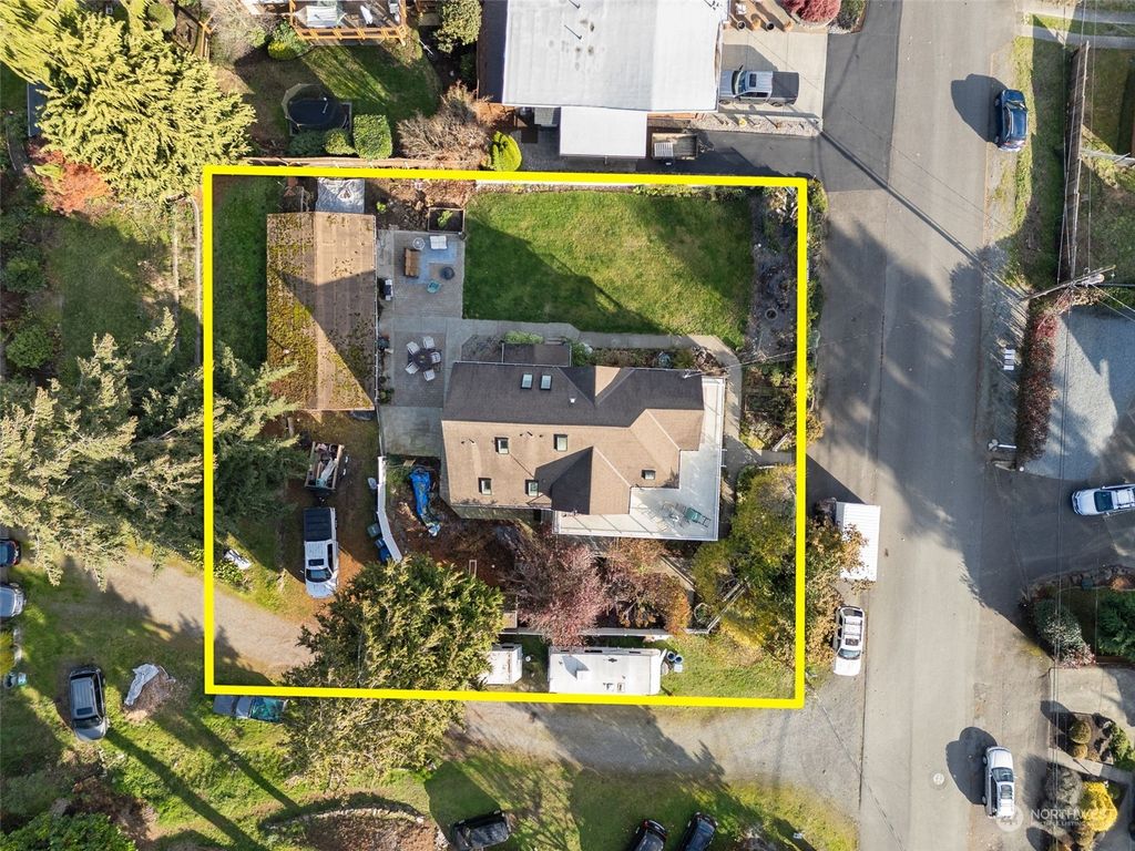 Photo of 304 S 216th Street, Des Moines, WA 98198 (MLS # 2308367)