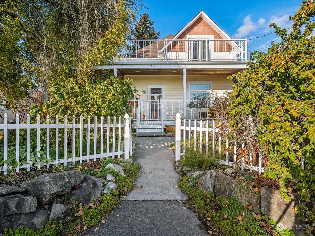 Photo of 304 S 216th Street, Des Moines, WA 98198 (MLS # 2308367)