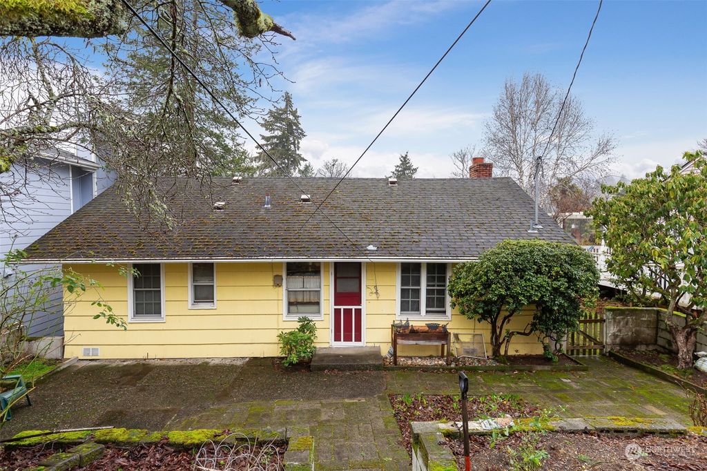 Photo of 5810 57th Avenue NE, Seattle, WA 98105 (MLS # 2320509)