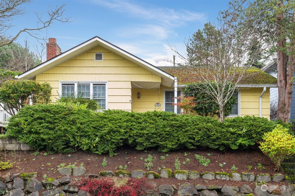 Photo of 5810 57th Avenue NE, Seattle, WA 98105 (MLS # 2320509)