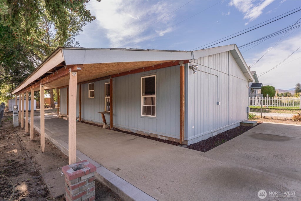 Photo of 327 Easy Street, Wenatchee, WA 98801 (MLS # 2587384)