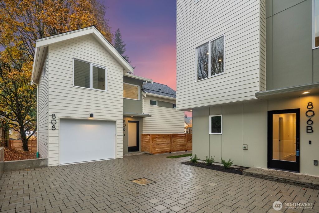 Photo of 806 34th Avenue #B, Seattle, WA 98122 (MLS # 2467074)