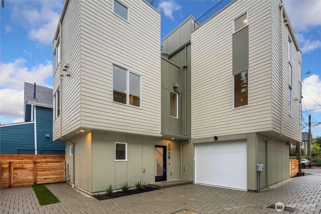 Photo of 806 34th Avenue #B, Seattle, WA 98122 (MLS # 2467074)