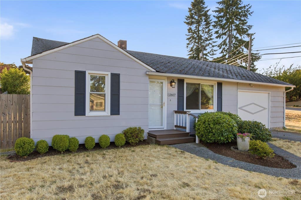 Photo of 13607 2nd Avenue SW, Seattle, WA 98166 (MLS # 2555540)