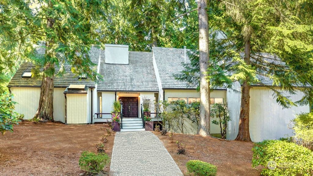 Photo of 3207 211th Avenue NE, Sammamish, WA 98074 (MLS # 1986608)