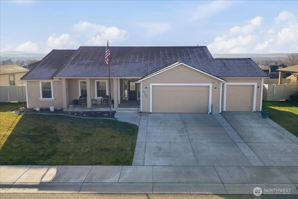 Photo of 6304 Turf Paradise Drive, Pasco, WA 99301 (MLS # 2464482)