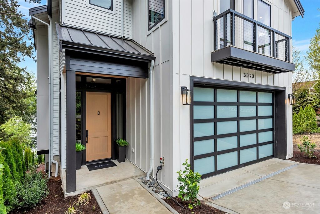 Photo of 3023 E Lake Sammamish Parkway SE, Sammamish, WA 98075 (MLS # 2229647)