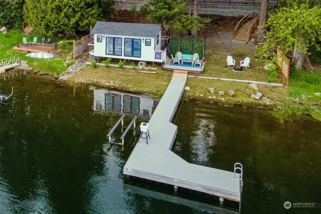 Photo of 3023 E Lake Sammamish Parkway SE, Sammamish, WA 98075 (MLS # 2229647)