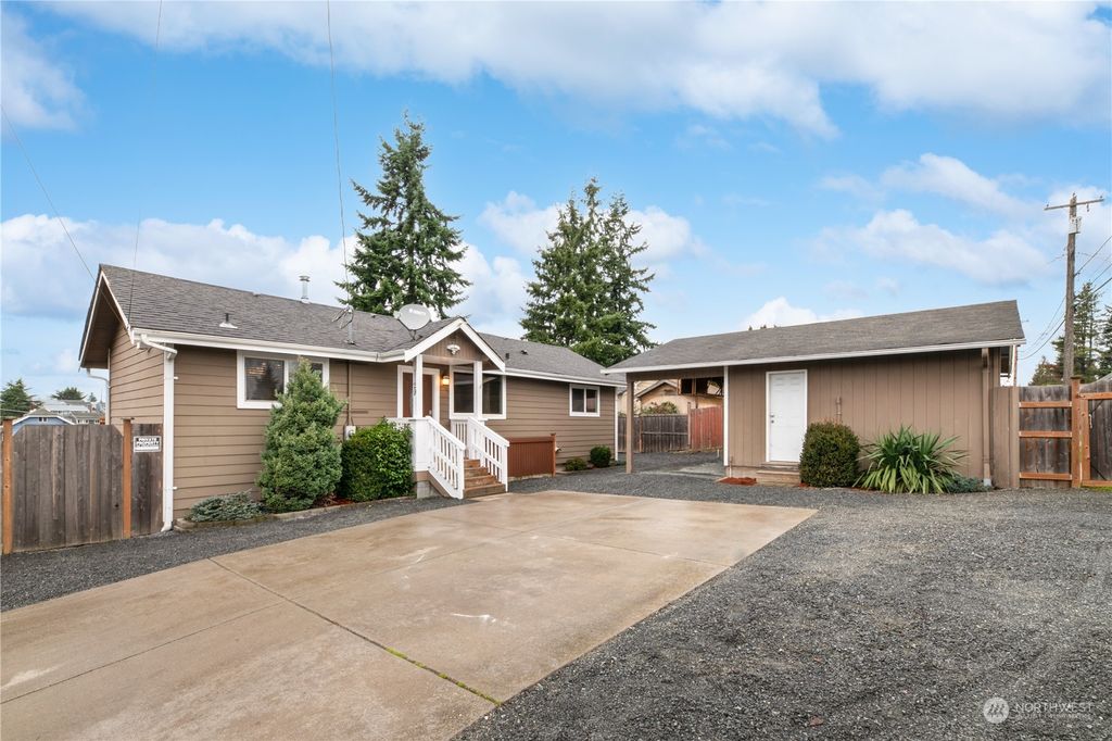 Photo of 1129 Maple Street, Everett, WA 98201 (MLS # 2188080)