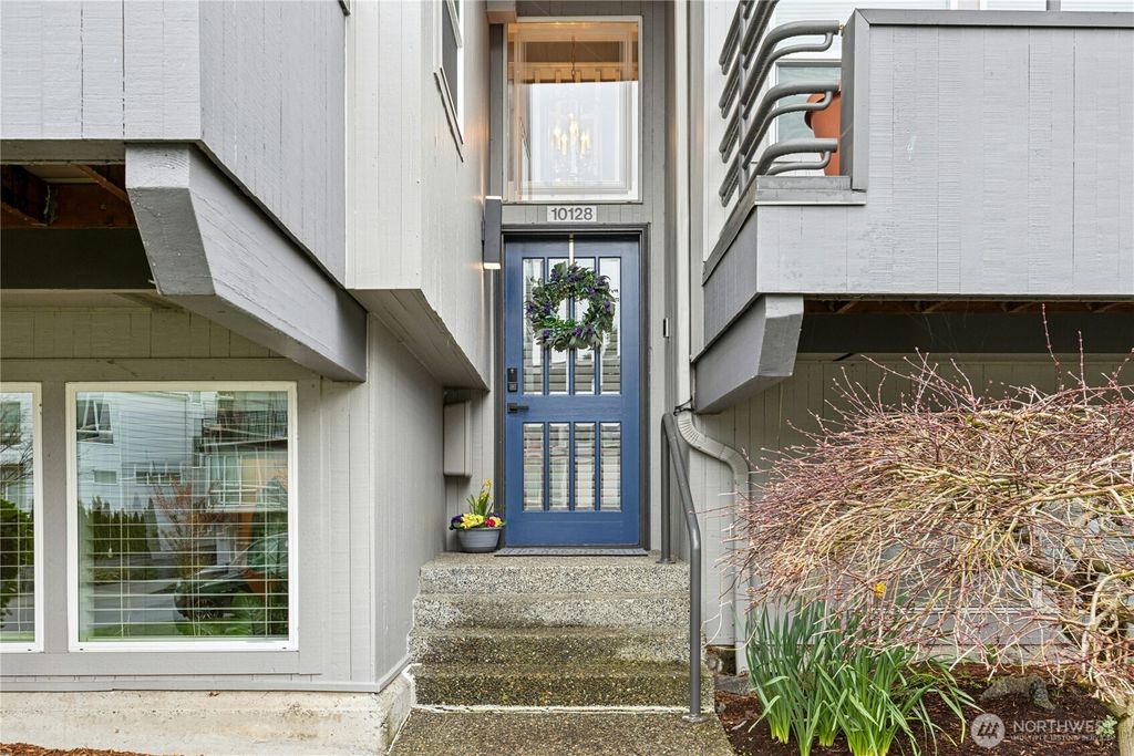 Photo of 10128 NE 63rd Street, Kirkland, WA 98033 (MLS # 2489727)